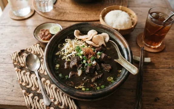 Semangkuk rawon daging dengan kuah kluwek gelap